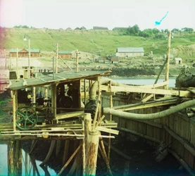 Wasserpumpen in Kuzminskoe am Fluss Oka während des Baus eines Damms und einer Schleuse, 1905-1915